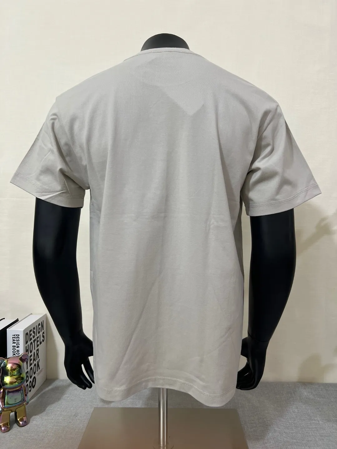 P140 STONE ISLAND top version, differentiated currency, 2025ss official website synchronization, embroidered small label LOGO short-sleeved T-shirt, 64 counts, high density 240g double yarn pure cotton, imported machine embroidered small label, embroidered letters are clean and neat, supports NFC scanning code to enter GW, YB ready-to-wear fabric collar hemming, shoulder bone and tight thread It will not deform after being worn for a long time. It has been washed with high temperature for 4 times. It does not fade, shrink or pill. It is comfortable and stretchable. It is a must-have wardrobe item. Same style for men and women. Five colors: lilac gray, dark gray, white, black, copper brown. Size: XS-L. Maximum L can wear 200 pounds.
